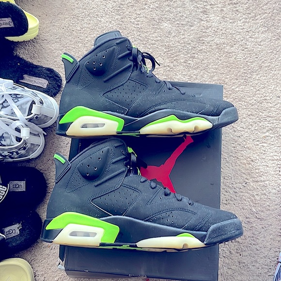Selling Jordans 6 retro,color black/electronic green,size 13 - Picture 3 of 4